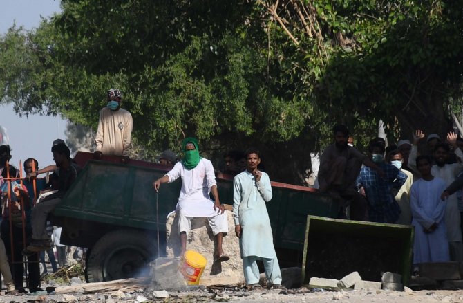 Pakistan’da Sokaklar Savaş Alanına Döndü: Can Kaybı 3’e Yükseldi
