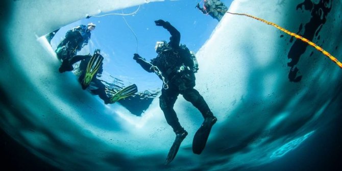 Rusya’da Buz Tutan Denizin Altında Fotoğraf Sergisi