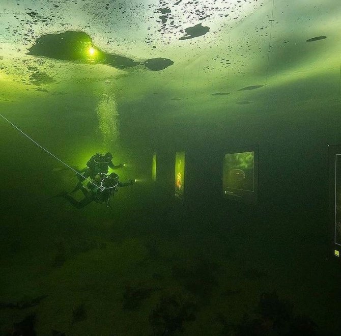 Rusya’da Buz Tutan Denizin Altında Fotoğraf Sergisi