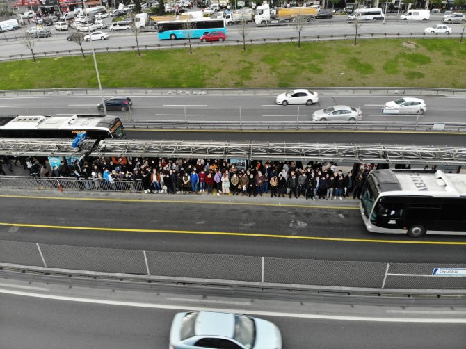 İstanbul’da Metrobüs Duraklarında Dikkat Çeken Yoğunluk