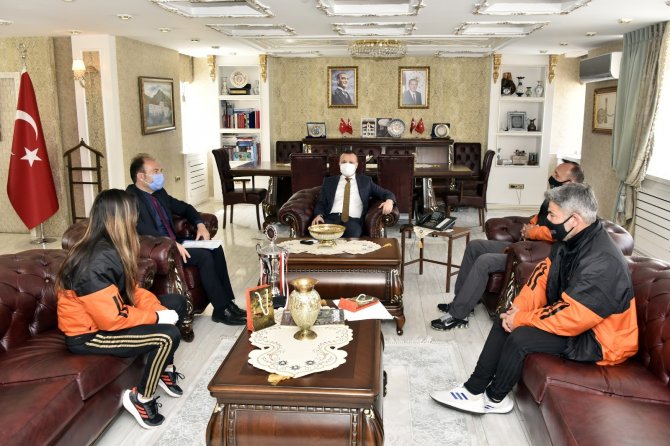 Vali Taşbilek Şampiyon Kickboksçu Azizoğlu’nu Kabul Etti