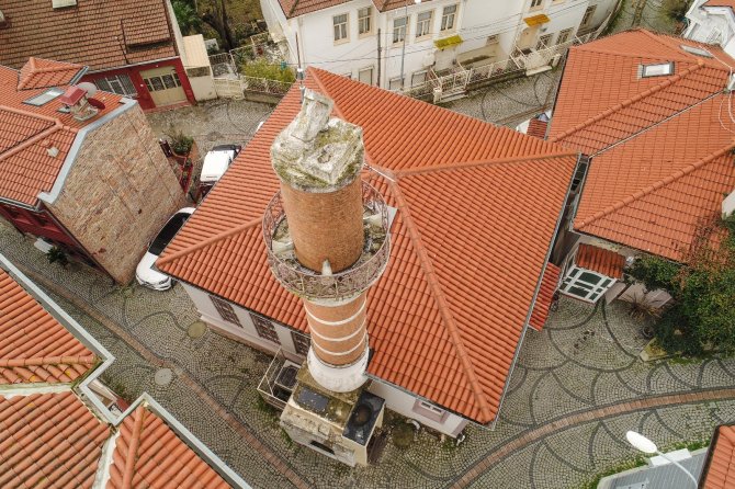 İstanbul’un Simgelerinden Olan 447 Yıllık Güneş Saatli Minare Dikkat Çekiyor