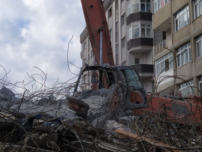 Yıkımda Kepçenin Üzerine Beton Blok Düştü: Operatör Ağır Yaralandı