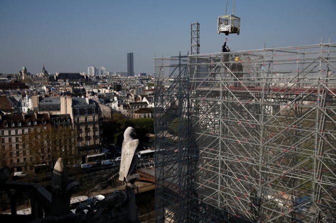 Macron, Notre-dame Katedrali’nin Restorasyon Alanını İlk Kez Ziyaret Etti