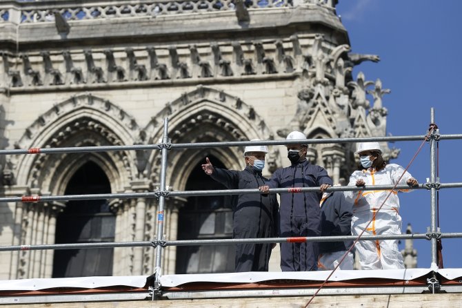 Macron, Notre-dame Katedrali’nin Restorasyon Alanını İlk Kez Ziyaret Etti