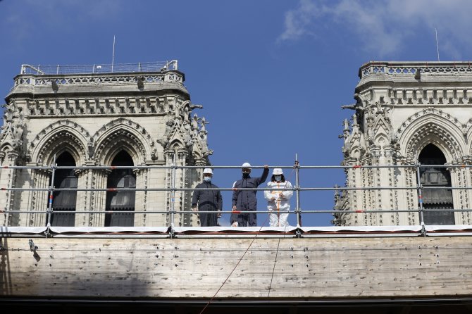 Macron, Notre-dame Katedrali’nin Restorasyon Alanını İlk Kez Ziyaret Etti