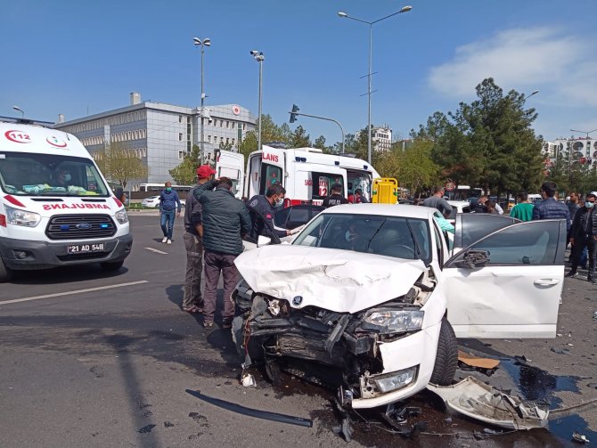 Diyarbakır’da Otomobil, Dönüşü Yasak Olan Yola Girdi: 5’i Ağır 7 Yaralı