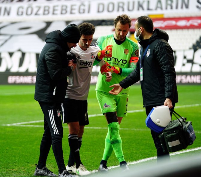 Oğuzhan Özyakup, Sahayı Sedyeyle Terk Etti