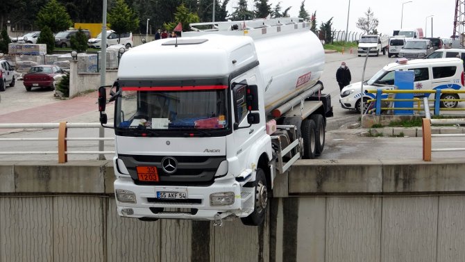 Samsun’da Park Halindeyken Hareket Eden Tanker Geçidin Üzerinde Asılı Kaldı