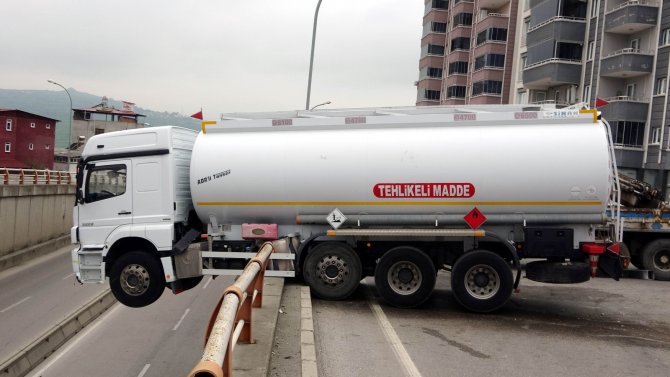 Samsun’da Park Halindeyken Hareket Eden Tanker Geçidin Üzerinde Asılı Kaldı