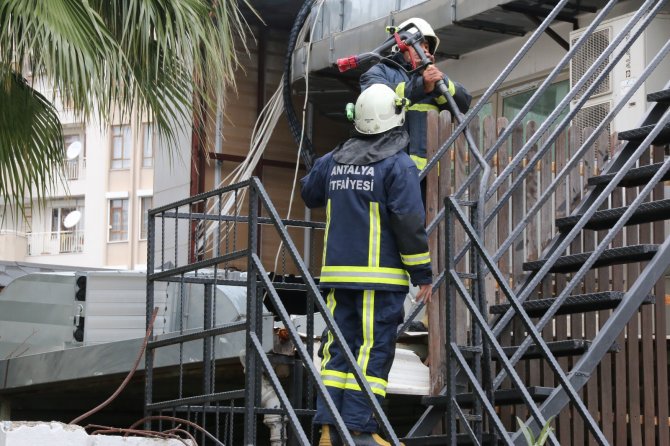 Antalya’da 11 Katlı Otelin Çatısından Çıkan Dumanlar Korkuttu