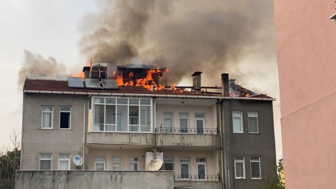 İftara Dakikalar Kala Büyük Yangın: Apartman Tahliye Edildi