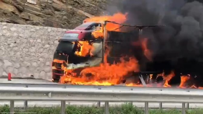 Samsun’da 600 Bin Liralık Pamuk, Tırla Birlikte Alev Alev Yandı