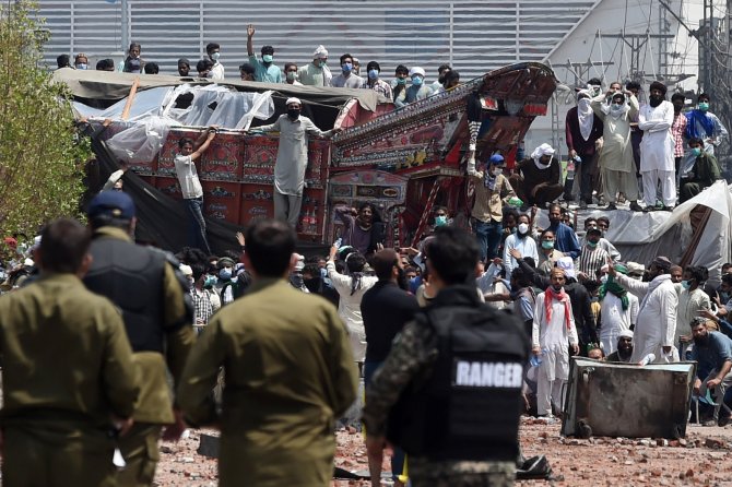 Pakistan’da Polis Göstericilere Ateş Açtı: 3 Ölü, 50 Yaralı