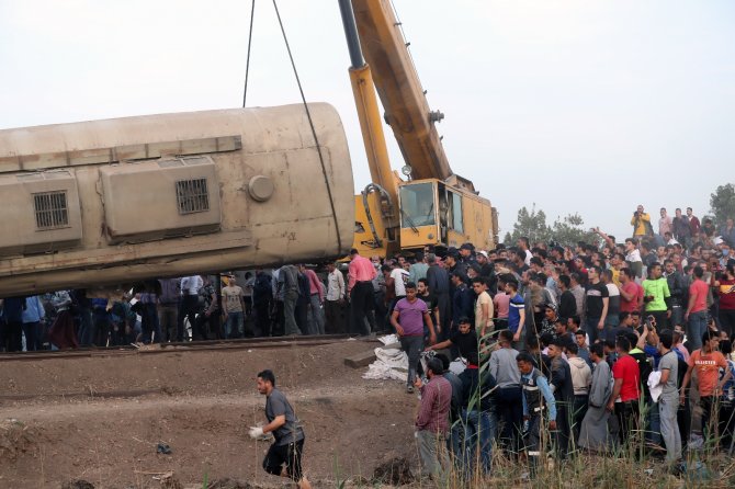 Mısır’daki Tren Kazasında Ölü Sayısı 11’e Yükseldi