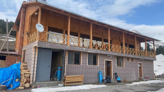 Artvin’deki Turistlik Yayla Evlerinde Hayvanat Bahçesini Aratmayan Görüntüler