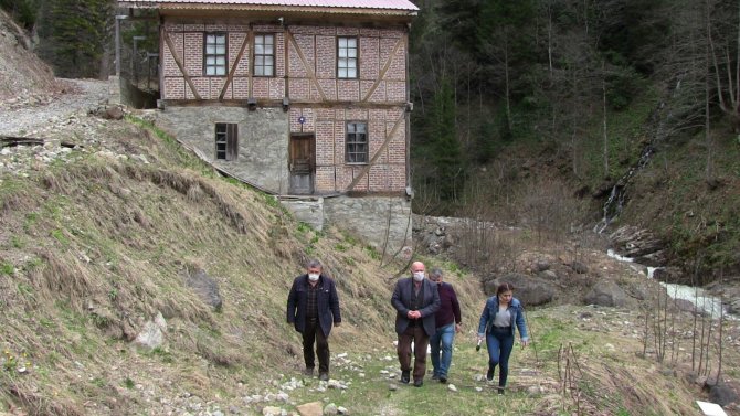 Artvin’de Kaderine Terk Edilmiş Tarihi Kaplıca İlgi Bekliyor