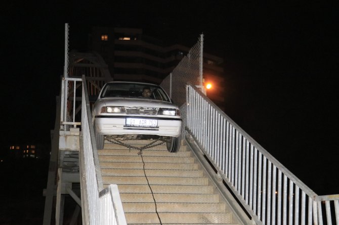Adana’da Bir Garip Olay! Yaya Köprüsünden Geçmeye Çalışan Otomobil Korkuluklara Sıkıştı