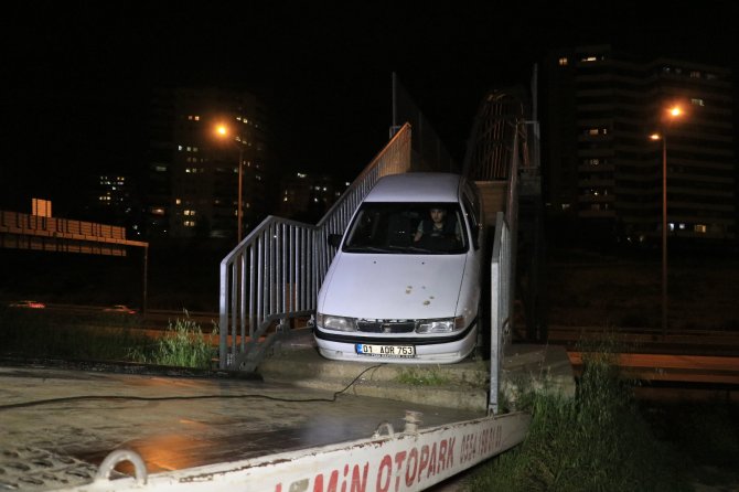 Adana’da Bir Garip Olay! Yaya Köprüsünden Geçmeye Çalışan Otomobil Korkuluklara Sıkıştı