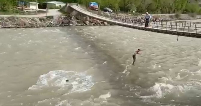 Asma Köprüden Çorun Nehrine Korkutan Atlayış