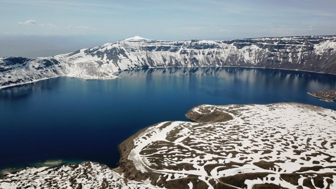 Nemrut Krater Gölü’nün Karlı Görüntüsü Büyülüyor