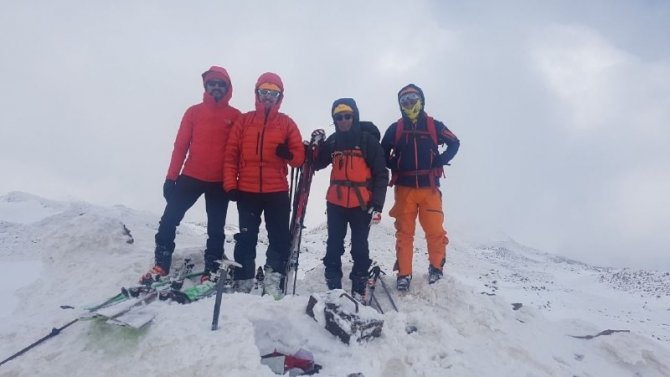 Van Gölü Havzası’ndaki Dağlarda Kayak Keyfi