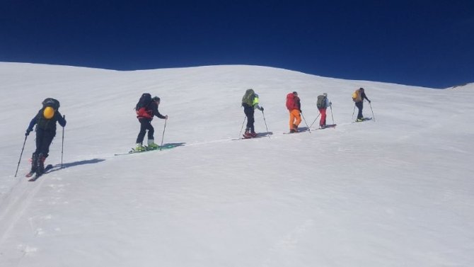 Van Gölü Havzası’ndaki Dağlarda Kayak Keyfi