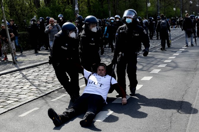 Berlin’de “Enfeksiyondan Koruma Yasası” Protestosu: 150’den Fazla Gözaltı