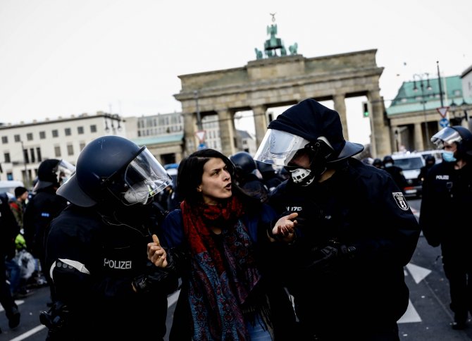 Berlin’de “Enfeksiyondan Koruma Yasası” Protestosu: 150’den Fazla Gözaltı