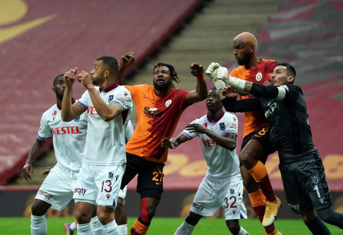 Süper Lig: Galatasaray: 0 - Trabzonspor: 0 (İlk Yarı)
