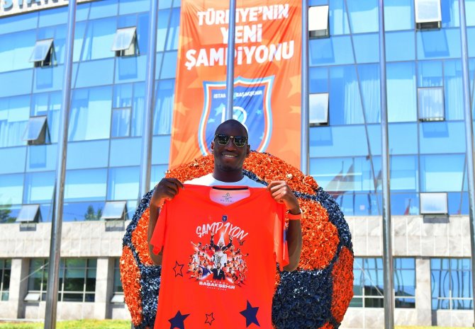 Başakşehir’de Demba Ba’nın Sözleşmesi Feshedildi