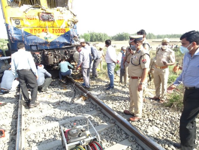 Hindistan’da Yolcu Treni Kamyona Çarptı: En Az 5 Ölü