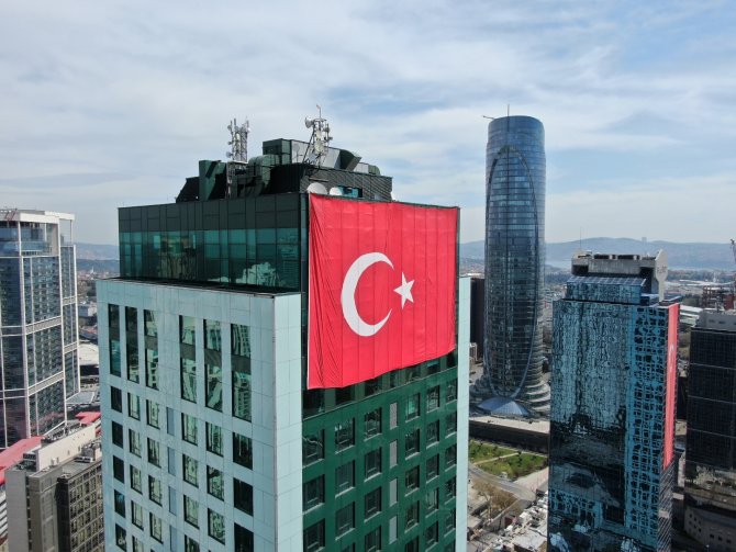 23 Nisan’da Gökdelenler Türk Bayraklarıyla Donatıldı