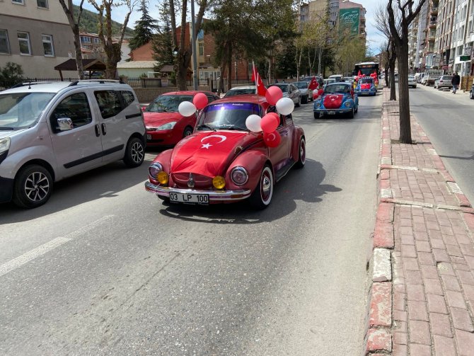 Klasik Otomobil Tutkunları 23 Nisan İçin Bir Araya Gelip, Çocukları Sevindirdi