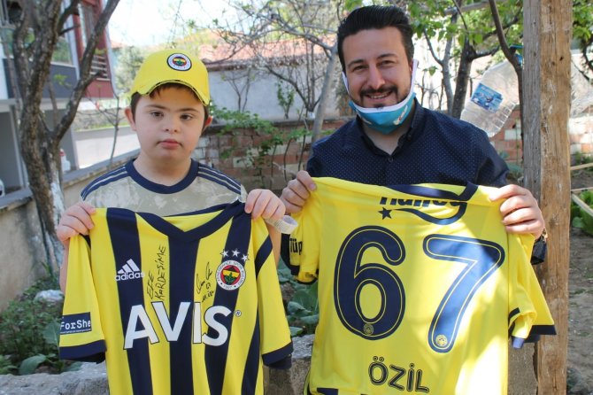 Mesut Özil’den Down Sendromlu Çocuğa 23 Nisan Sürprizi