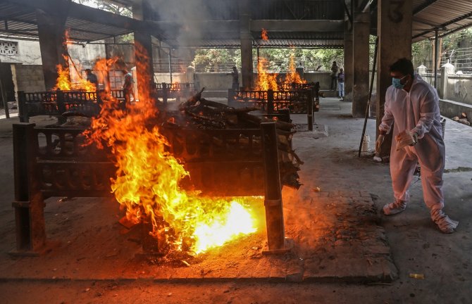 Hindistan’da Koronadan Ölenler Toplu Olarak Yakıldı