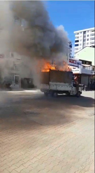 Giresun’da Kağıt Toplama Aracı Alev Alev Yandı