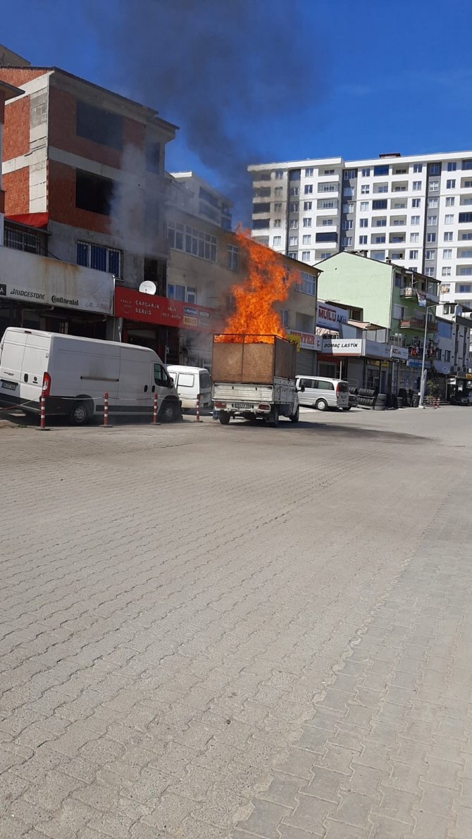 Giresun’da Kağıt Toplama Aracı Alev Alev Yandı