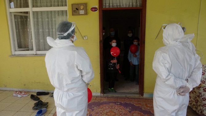 Trabzon’daki Filyasyon Ekiplerinden Ailesi Karantinada Olan Çocuklara 23 Nisan Süprizi