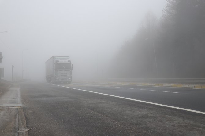 Bolu Dağı’nda Sis Görüş Mesafesini 5 Metreye Düşürdü