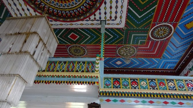 Bu Cami Ahşap Süslemeleri İle Dikkat Çekiyor