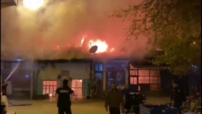 Çorum’da Korkutan Yangın: 4 Dükkan Yandı, 3’ü Zarar Gördü