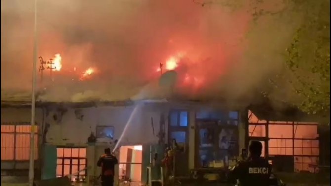 Çorum’da Korkutan Yangın: 4 Dükkan Yandı, 3’ü Zarar Gördü