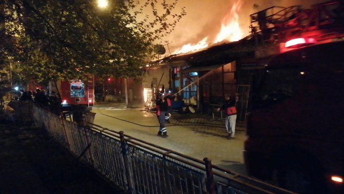 Çorum’da Korkutan Yangın: 4 Dükkan Yandı, 3’ü Zarar Gördü