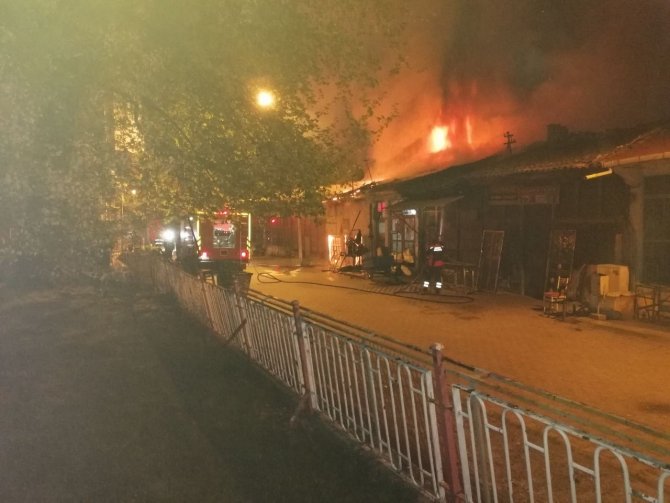 Çorum’da Korkutan Yangın: 4 Dükkan Yandı, 3’ü Zarar Gördü