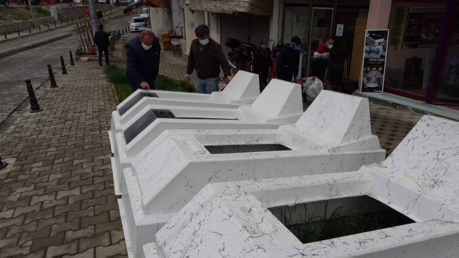 Bu Mezarlar 100 Yıl Garantili