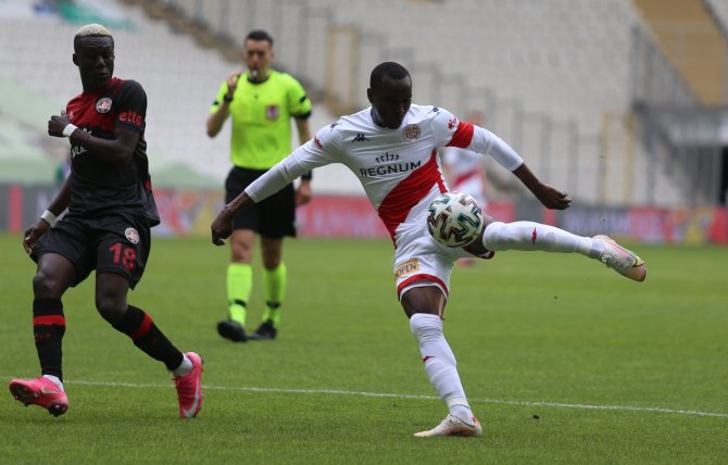 Süper Lig: Fatih Karagümrük: 2 - Ft Antalyasppor: 1 (İlk Yarı)