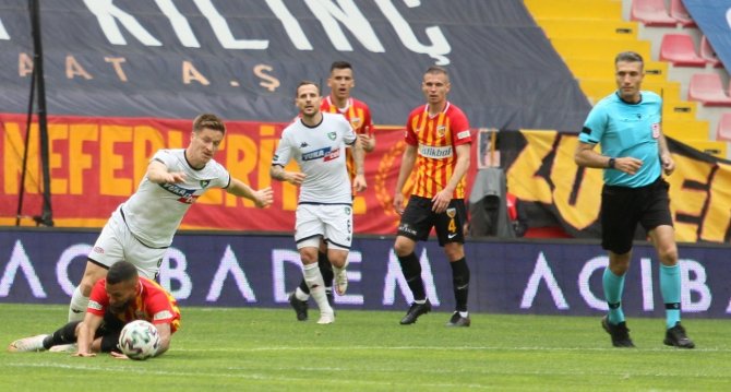 Süper Lig: Hes Kablo Kayserispor: 3 - Ybdenizlispor: 1 (İlk Yarı)
