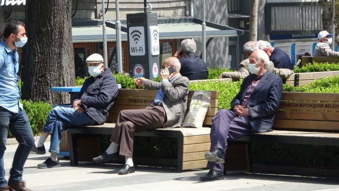 Tam Kapanma Öncesi Güneşli Havayı Fırsat Bilen Trabzonlular Park Ve Bahçeleri Doldurdu