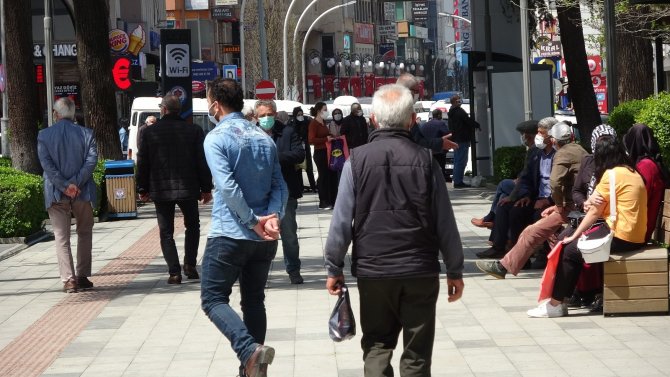 Tam Kapanma Öncesi Güneşli Havayı Fırsat Bilen Trabzonlular Park Ve Bahçeleri Doldurdu